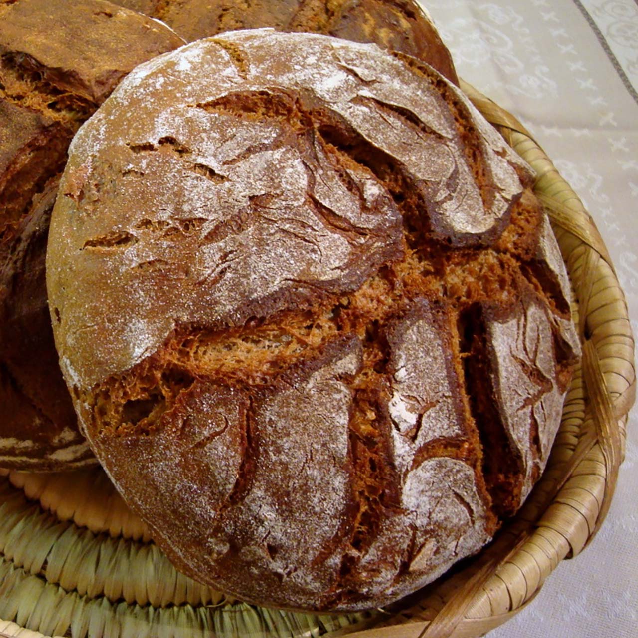 Mischbrot mit Walnüssen | Blog | Brotkrümel - Der Zeller Mühle Shop für ...