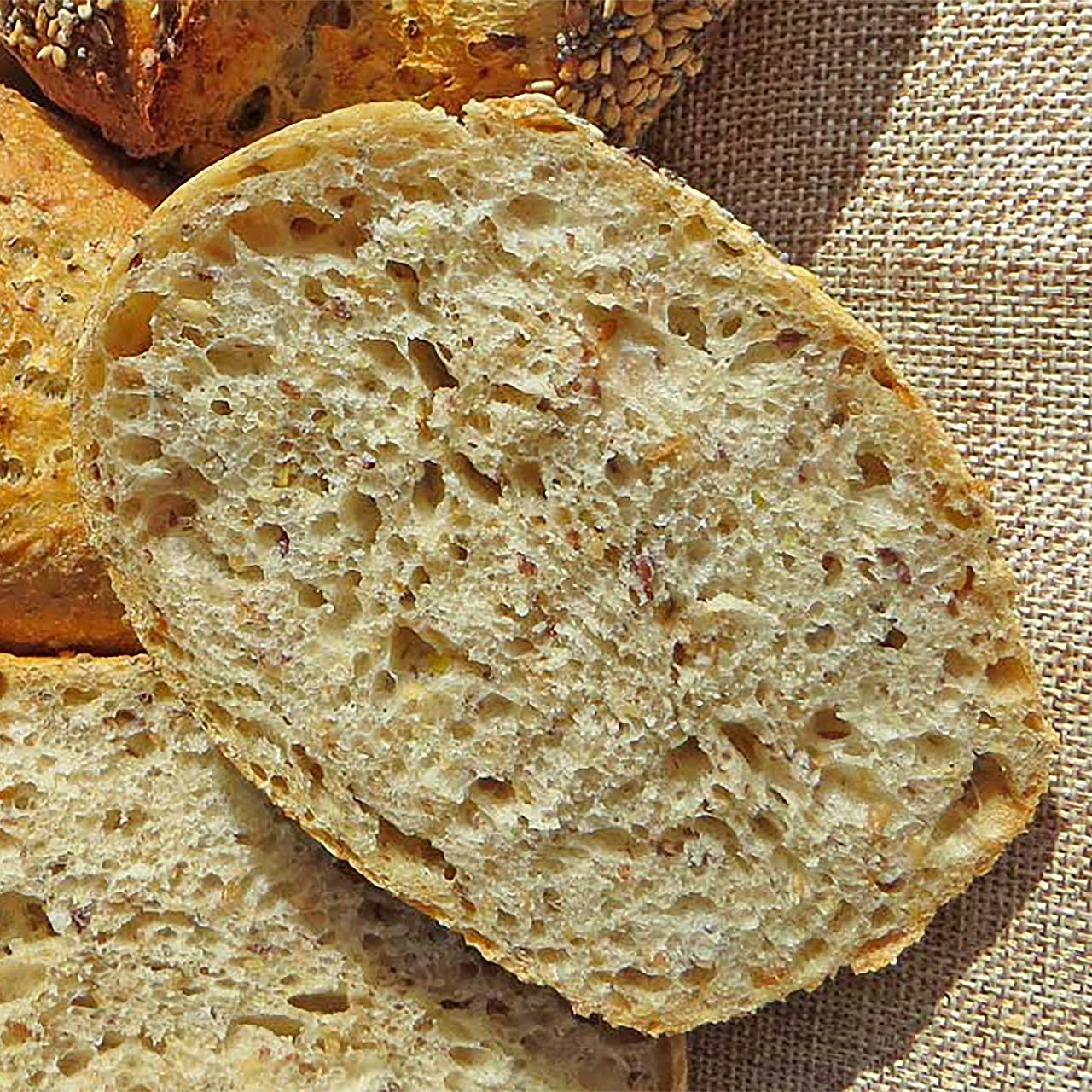 Leinsamen-Sesam-Brötchen mit Chia | Blog | Brotkrümel - Der Zeller ...