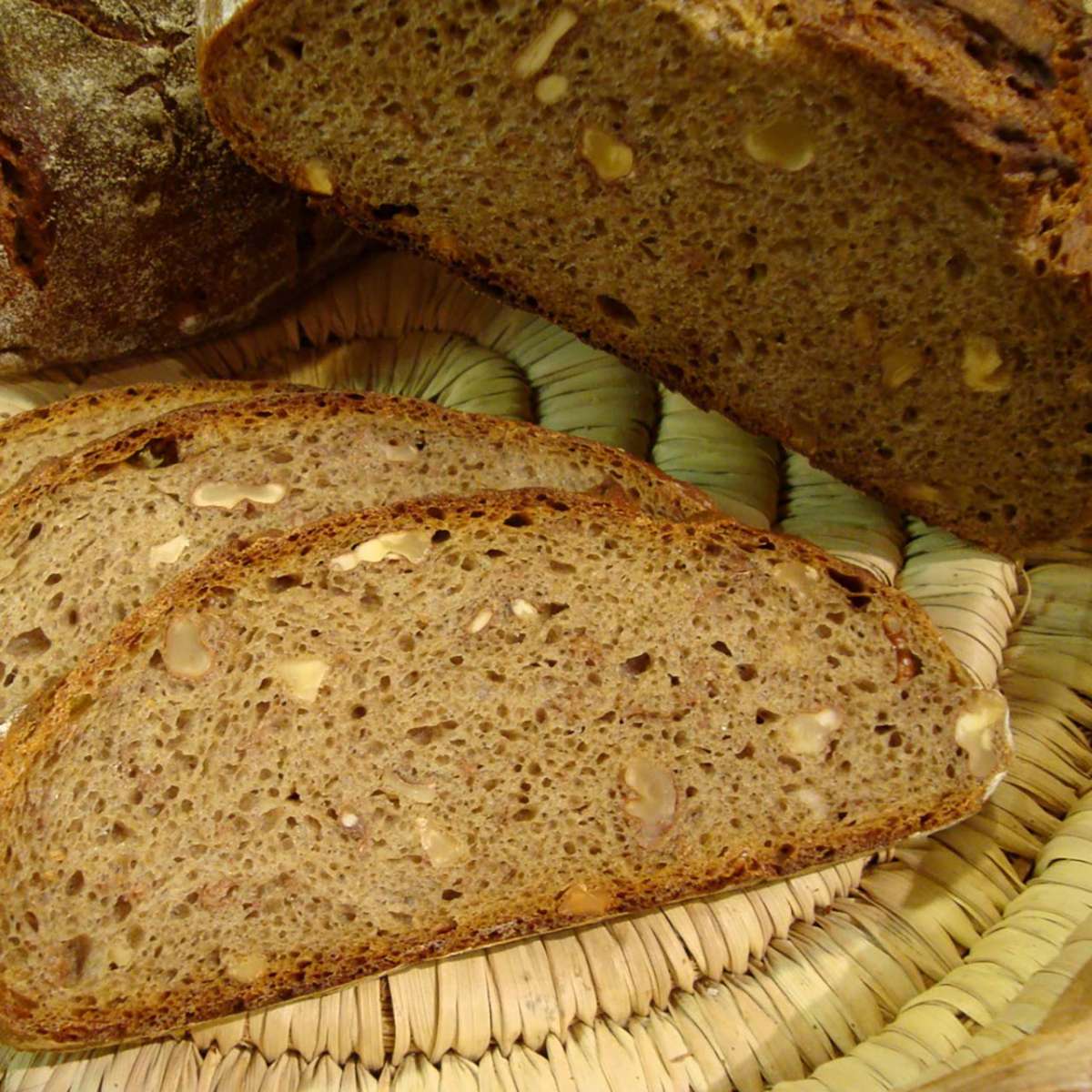 Mischbrot mit Walnüssen | Blog | Brotkrümel - Der Zeller Mühle Shop für ...