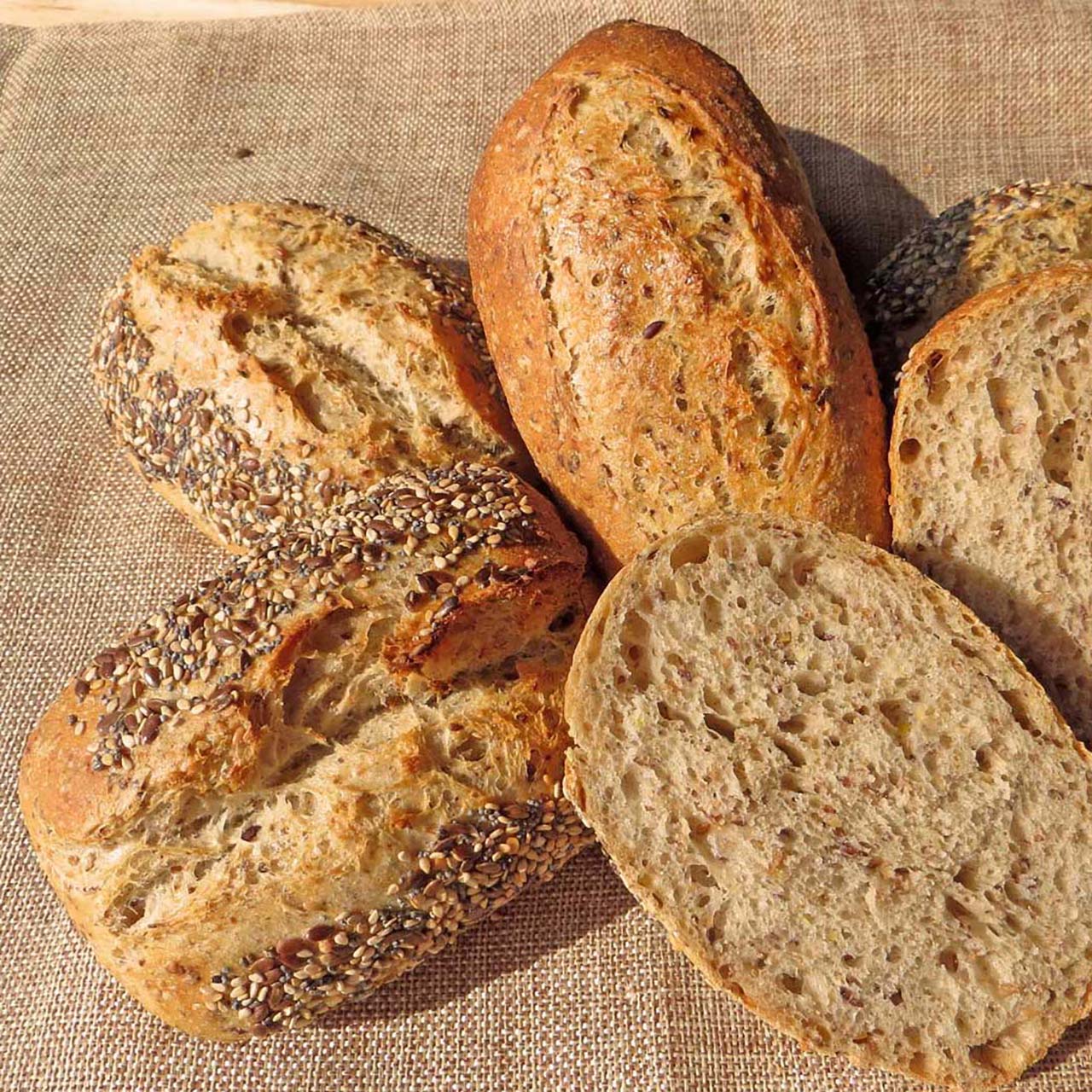 Leinsamen-Sesam-Brötchen mit Chia | Blog | Brotkrümel - Der Zeller ...