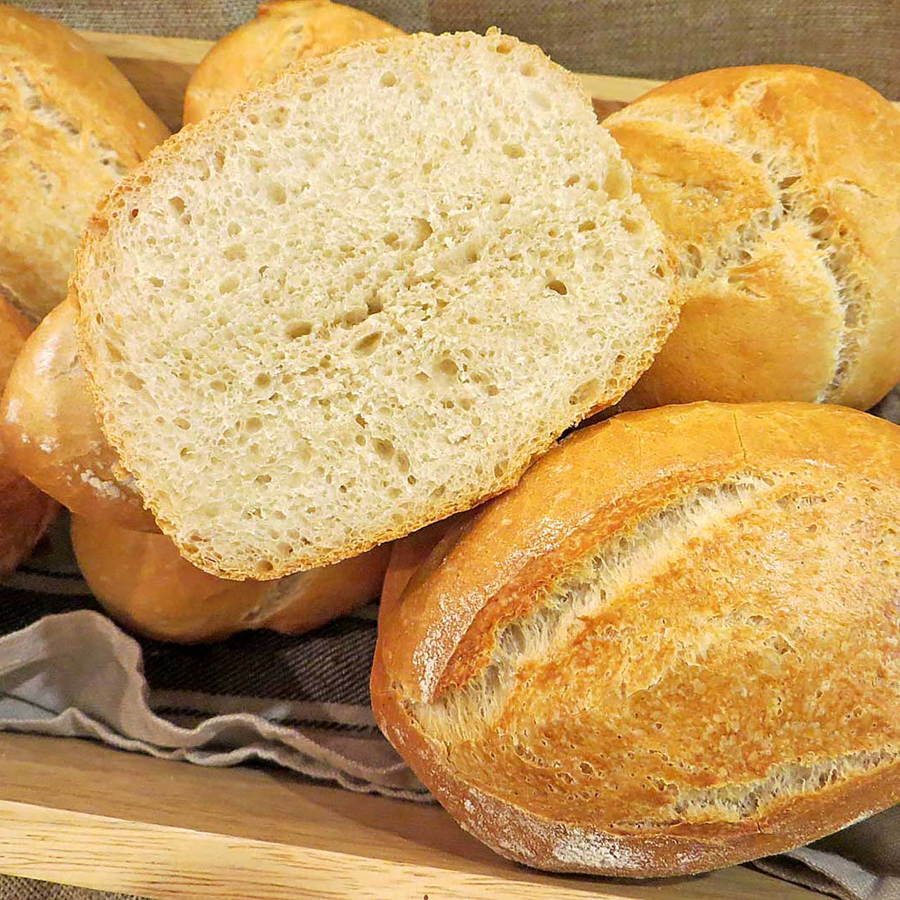 Weizenbrötchen mit Vorteig | Blog | Brotkrümel - Der Zeller Mühle Shop ...