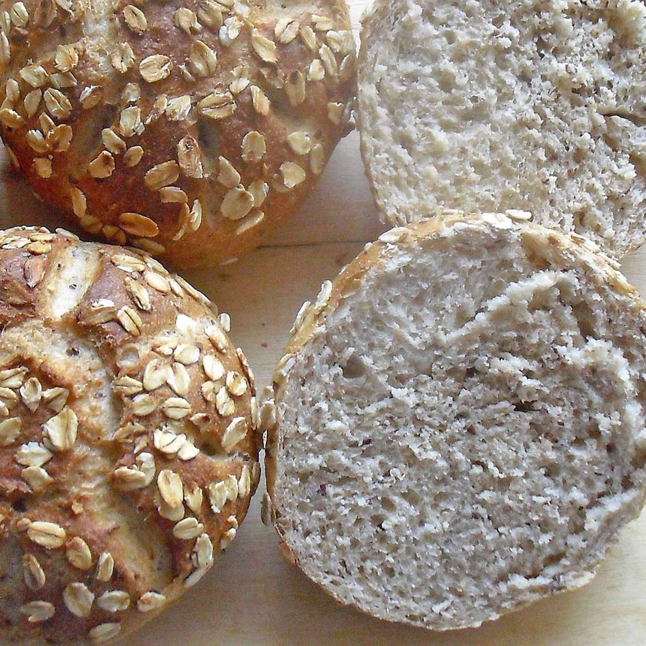 Saftige Dinkel-Saatenbrötchen mit Vollkorn | Blog | Brotkrümel - Der ...